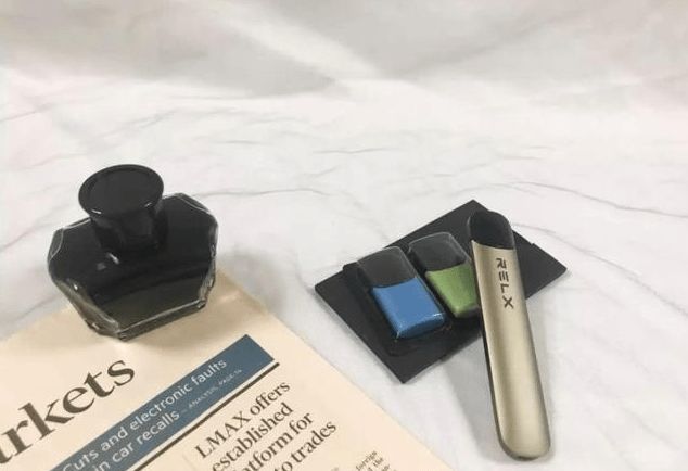 电子烟旁边的人 电子烟旁边的两个口是干啥的